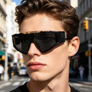 Détail de lunettes de soleil de cyclisme noires avec charnières en métal doré