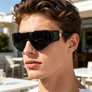 Détail de lunettes de cyclisme oversize avec accents dorés sur la monture latérale