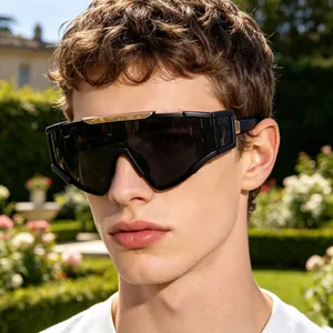 Lunettes de soleil de cyclisme surdimensionnées noires avec garniture dorée sur mannequin