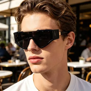 Gros plan de lunettes de soleil de cyclisme noires avec accents dorés sur un modèle