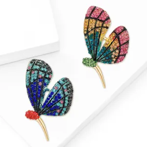 Elegante set di spillette a farfalla dorate con strass colorati su base bianca