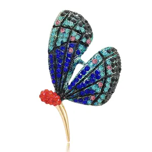 Elegante spilla a farfalla multicolore con ali di cristallo e base dorata