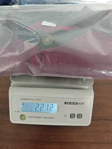 Misurazione del peso di una maglietta da uomo bordeaux 100% poliestere imballata