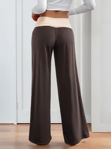 Vue détaillée du pantalon large contrasté marron et beige avec taille haute