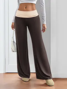 Détail du pantalon de yoga bicolore avec taille rabattable crème pour femmes