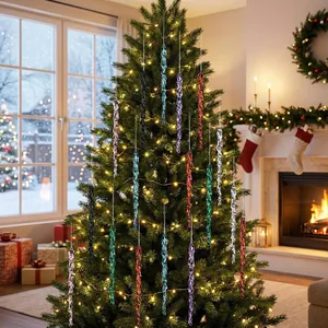 Adornos de carámbanos de acrílico coloridos en un árbol de Navidad junto a la chimenea