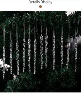 Vista detallada de 12 adornos de carámbanos de acrílico en una rama de árbol de Navidad