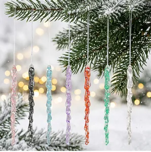 Detalle de adornos de carámbanos de acrílico de colores en ramas de pino nevadas