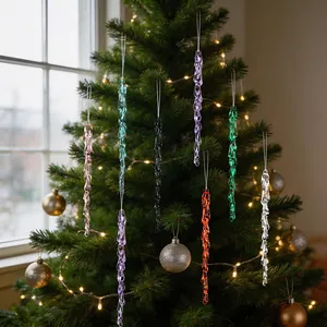 Primer plano de carámbanos navideños coloridos en un árbol de Navidad iluminado