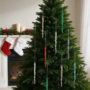 Primer plano de adornos de carámbanos de acrílico de colores en un árbol de Navidad