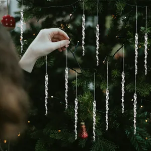 Primer plano de adornos de carámbanos de acrílico en el árbol de Navidad con colgante