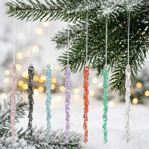 Set de 7 adornos de carámbanos de acrílico de colores colgados en ramas de pino nevadas