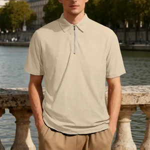 Polo décontracté pour hommes beige sable avec texture jacquard et fermeture zippée