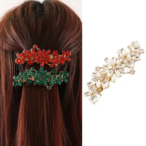 Détail de barrettes à fleurs en strass de luxe en cristal rouge, vert et transparent