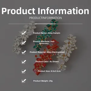Détail de barrettes en alliage avec cristaux incrustés en blanc, vert et rouge rubis