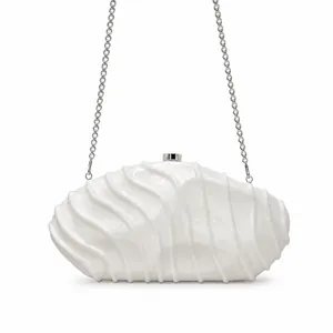 Pochette de soirée blanche en acrylique à texture ondulée avec chaîne argentée
