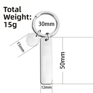 Dettaglio del portachiavi in acciaio inox con dimensioni 50x12mm e ciondolo tondo da 15mm