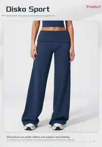 Détail de la taille haute repliée et de la coupe large sur le pantalon bleu marine