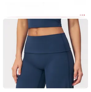 Détail du legging de sport bleu marine à taille haute avec une conception sans couture