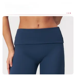 Gros plan sur la taille haute rabattable du pantalon de yoga bleu marine pour femme