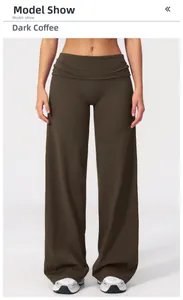 Détail du pantalon large à taille haute café noir avec ceinture rabattable sport
