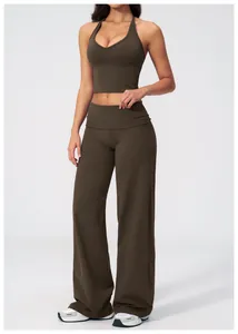 Détail du pantalon de yoga évasé marron olive et du haut de sport dos nu avec fini mat