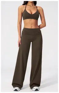 Détail de la taille haute repliée sur le pantalon de yoga évasé vert olive foncé