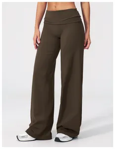 Détail du pantalon de yoga marron foncé à taille haute et large avec ceinture repliée