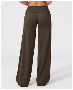 Vue arrière du pantalon de yoga à taille repliée marron foncé avec coupe jambe large