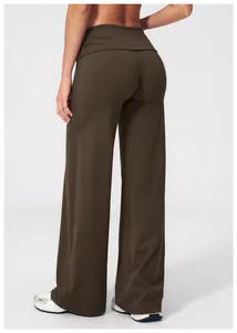 Vue arrière du pantalon de yoga marron foncé à taille haute et jambe large évasée