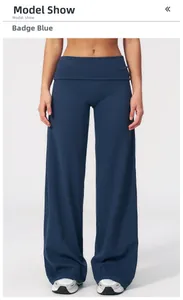 Détail de la taille pliable et de la texture brossée du pantalon de yoga bleu emblème