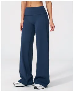Détail du pantalon de yoga large à taille haute en tissu brossé bleu marine