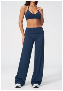 Détail du pantalon de yoga bleu foncé à jambes larges et taille haute repliable
