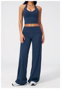 Détail du haut court dos nu bleu foncé et du pantalon de yoga large assorti pour femmes