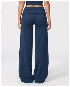 Vue arrière du pantalon de yoga bleu marine à jambe large et taille rabattue
