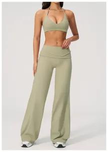 Vue détaillée du pantalon de yoga vert sauge à jambes larges et tissu élastique doux