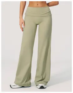 Détail de la taille haute repliable et du tissu doux du pantalon de yoga vert sauge