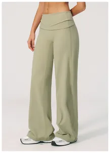 Détail de la taille haute repliée vert sauge clair et du tissu fluide et lisse