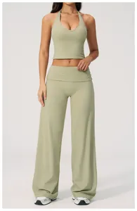 Détail de l'ensemble de yoga vert sauge avec haut licou et pantalon large de sport