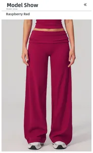 Détail du pantalon de sport rouge framboise à jambes larges avec taille rabattue