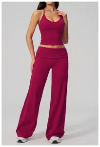 Détail du pantalon de yoga bordeaux avec taille rabattable et tissu doux et extensible