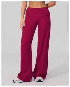 Détail de la taille haute rabattable sur le pantalon de yoga évasé rouge foncé