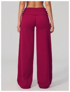 Vue arrière du pantalon de yoga rouge foncé à jambes larges avec taille haute rabattue