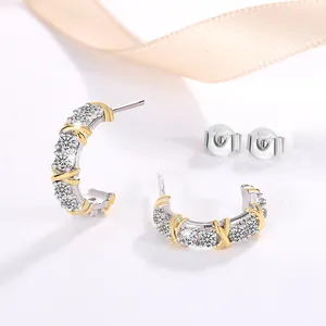 Orecchini a C in argento S925 con motivo a X dorato e pietre di moissanite