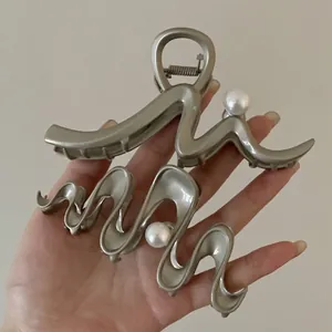 Women's Silver Metal Shark Hair Clip With Faux Artificial Pearl Minimalist Large Wave Claw Clip Fashion Hair Styling Accessories