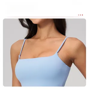 Détail d'un haut de yoga bleu clair avec large encolure carrée et fines bretelles