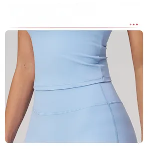 Détail du haut de yoga bleu clair avec ourlet allongé et maintien du ventre