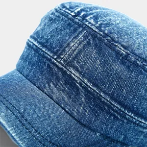 Detailopname van gewassen blauwe denim militaire pet met versterkte dubbele stiksels