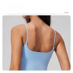 Détail du haut de sport bleu clair avec dos en U et fines bretelles élastiques