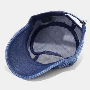 Detail van de binnenkant van de blauwe denim militaire pet met katoen en verstelbare riem